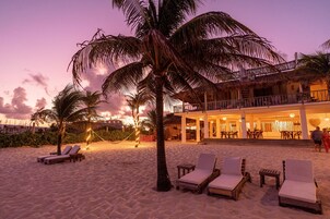 Fachada de la propiedad por la tarde o noche