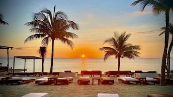 En la playa, arena blanca, camas de playa gratis