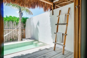 Habitación familiar, se aceptan mascotas, vista al jardín (Private Pool) | Minibar, tabla de planchar con plancha, wifi gratis y ropa de cama 