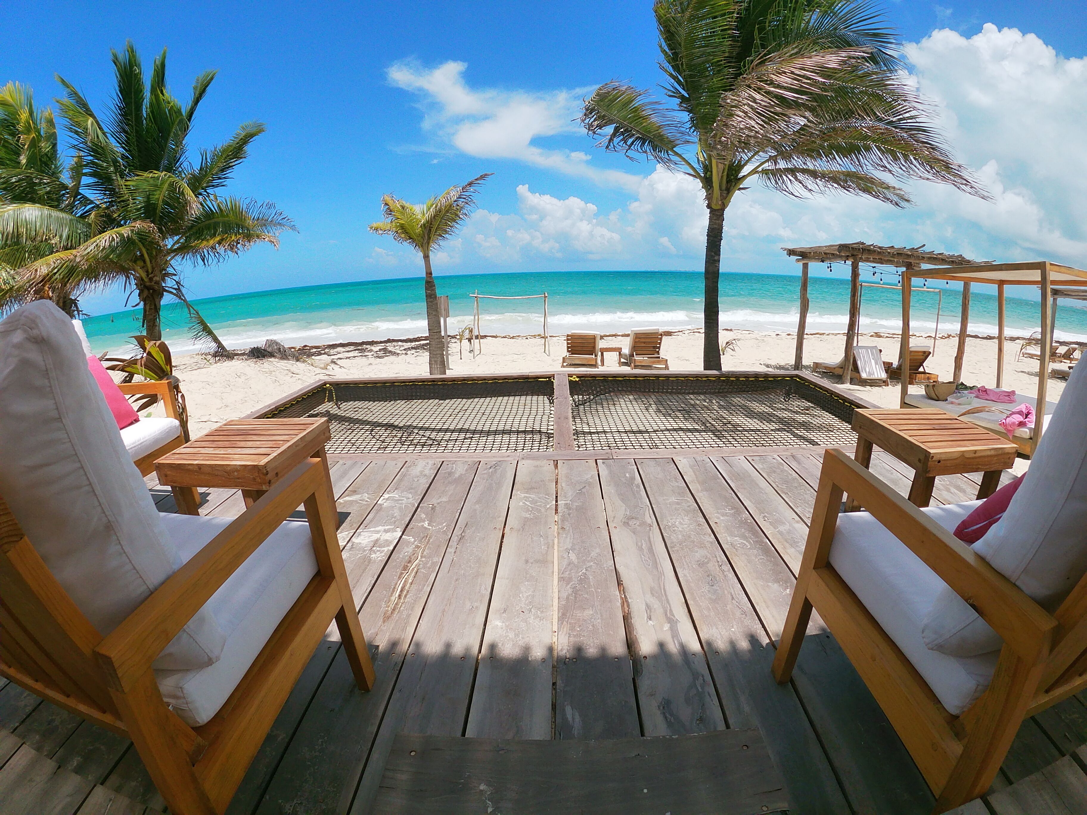 På stranden, hvit sand, strandtelt (inkludert) og solsenger