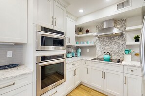 冷蔵庫、電子レンジ、オーブン、コンロ