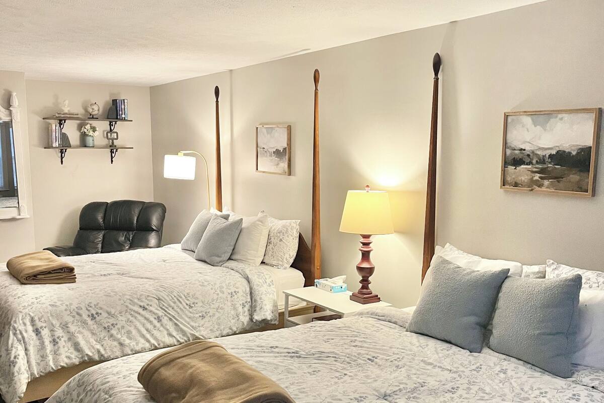 Standard Room | Desk, laptop workspace, WiFi (free), bed sheets