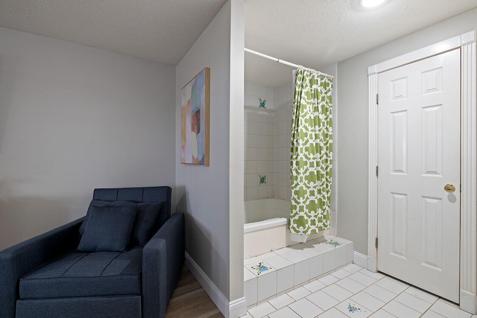 standard room | bathroom | combined shower/bathtub, hair dryer, towels, soap