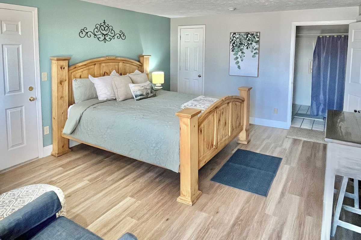 Room | Desk, laptop workspace, WiFi (free), bed sheets