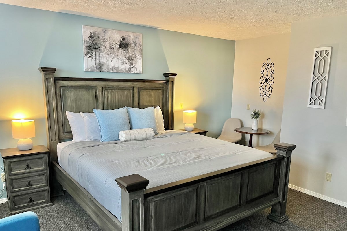 Standard Room | Desk, laptop workspace, WiFi (free), bed sheets