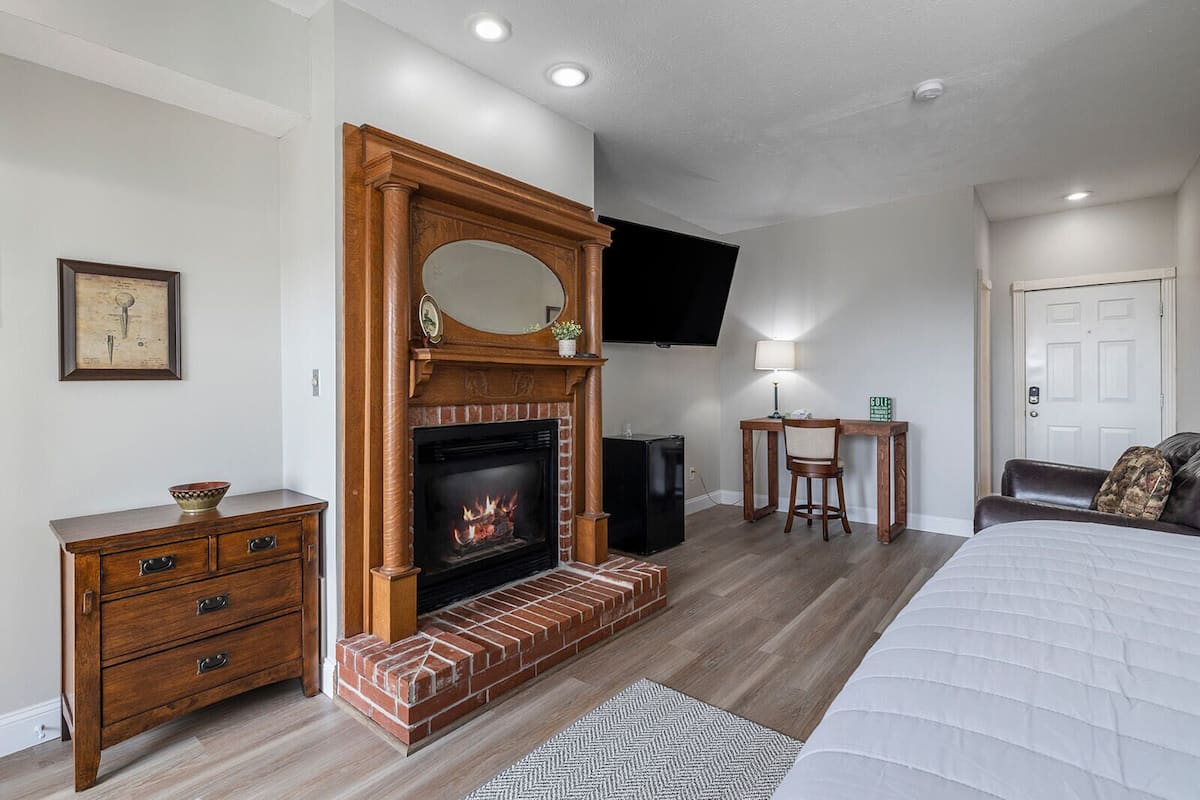 Deluxe Room | Desk, laptop workspace, free WiFi, bed sheets