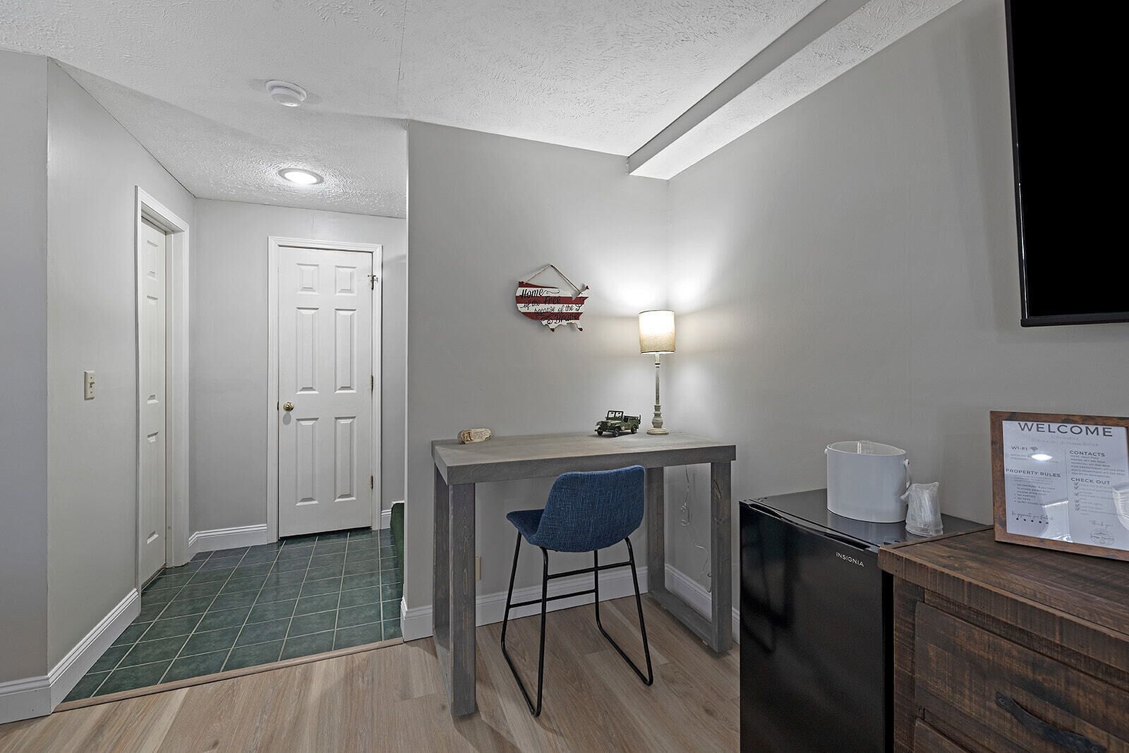 room | desk, laptop workspace, free wifi, bed sheets