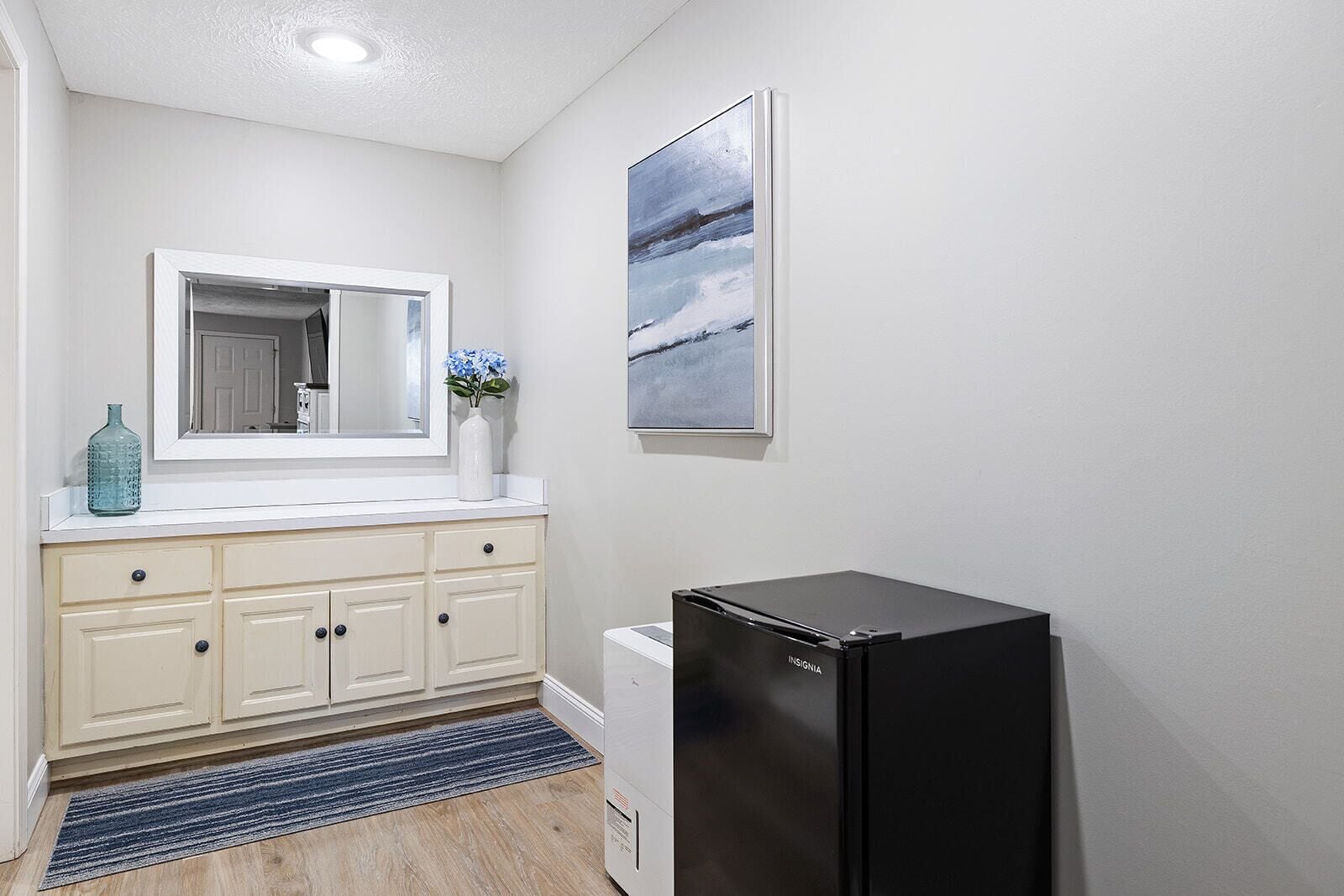 room | desk, laptop workspace, free wifi, bed sheets