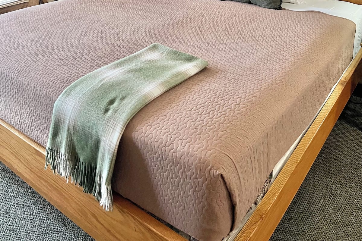 Deluxe Room | Desk, laptop workspace, WiFi (free), bed sheets