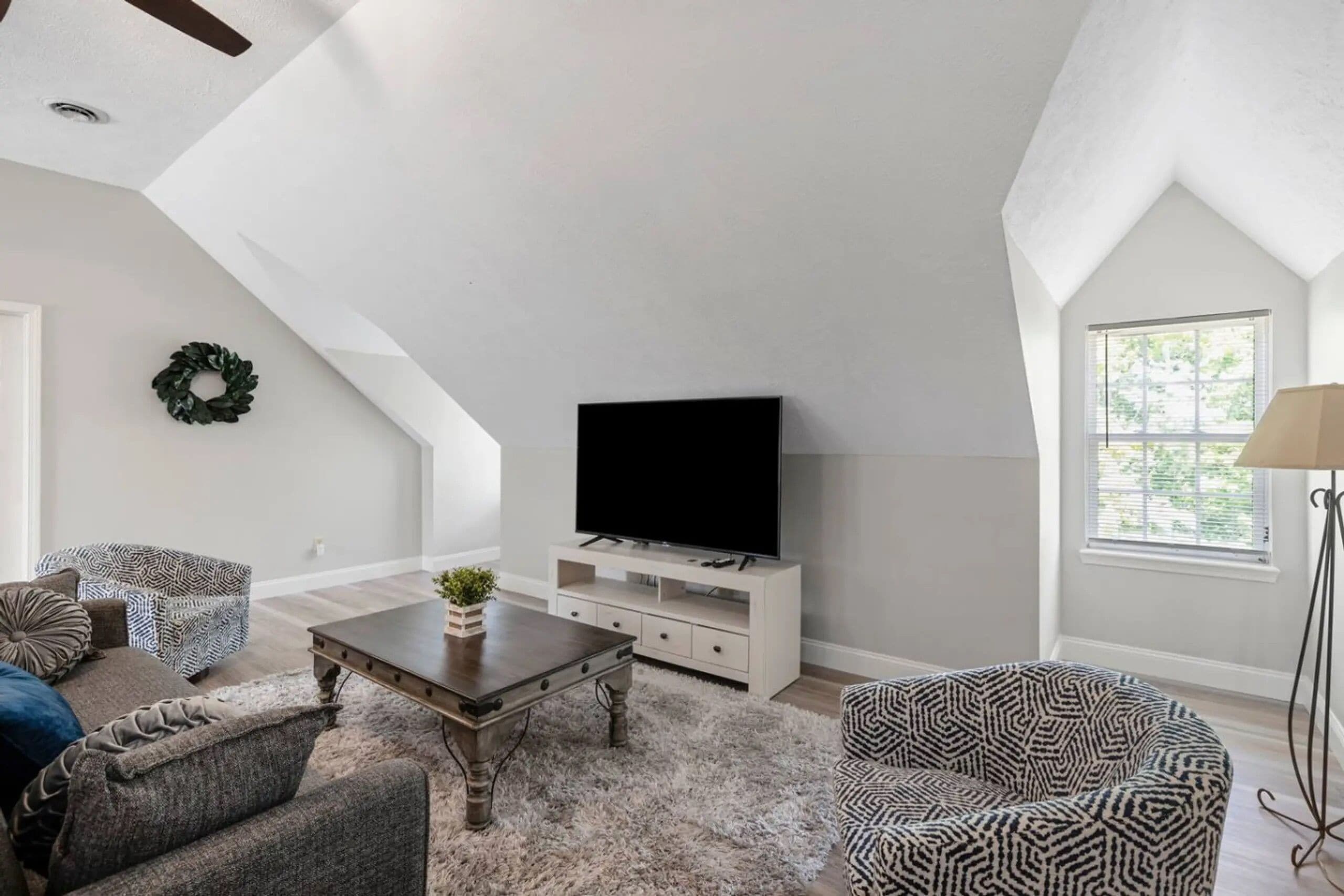 Studio Suite | Desk, laptop workspace, WiFi (free), bed sheets