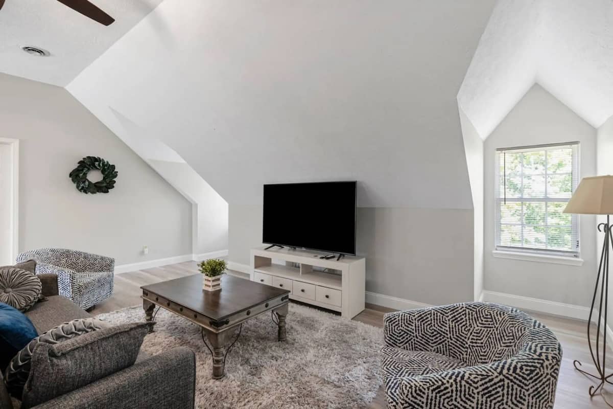 Studio Suite | Desk, laptop workspace, WiFi (free), bed sheets