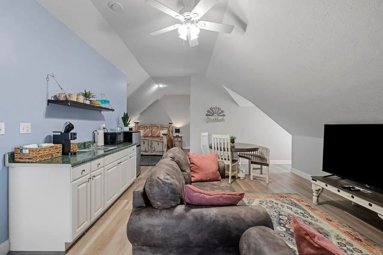 Deluxe Studio, Multiple Beds | Desk, laptop workspace, WiFi (free), bed sheets