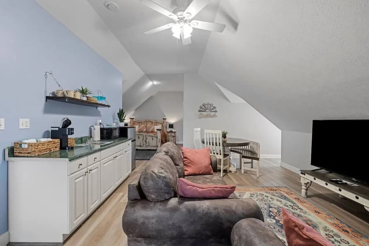 Deluxe Studio, Multiple Beds | Desk, laptop workspace, WiFi (free), bed sheets