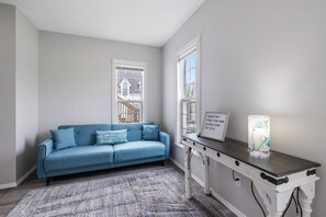 Rom – deluxe | Skrivebord, skrivebord for bærbar PC, wi-fi (inkludert) og sengetøy