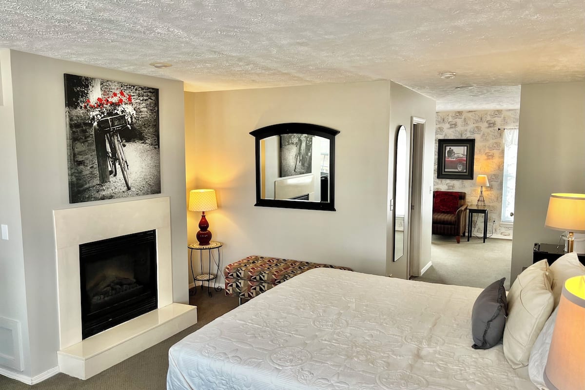 Deluxe Room | Desk, laptop workspace, WiFi (free), bed sheets