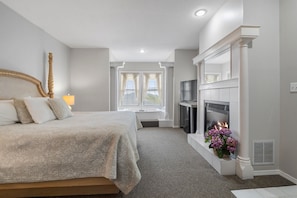 Deluxe Room | Desk, laptop workspace, free WiFi, bed sheets - The Bradford (Branson)