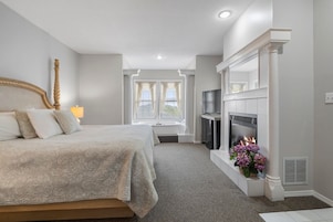 Deluxe Room | Desk, laptop workspace, free WiFi, bed sheets