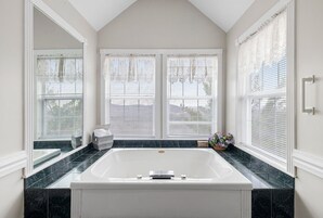 Quarto standard | Banheiro | Chuveiro/banheira combinados, secador de cabelo, toalhas de banho