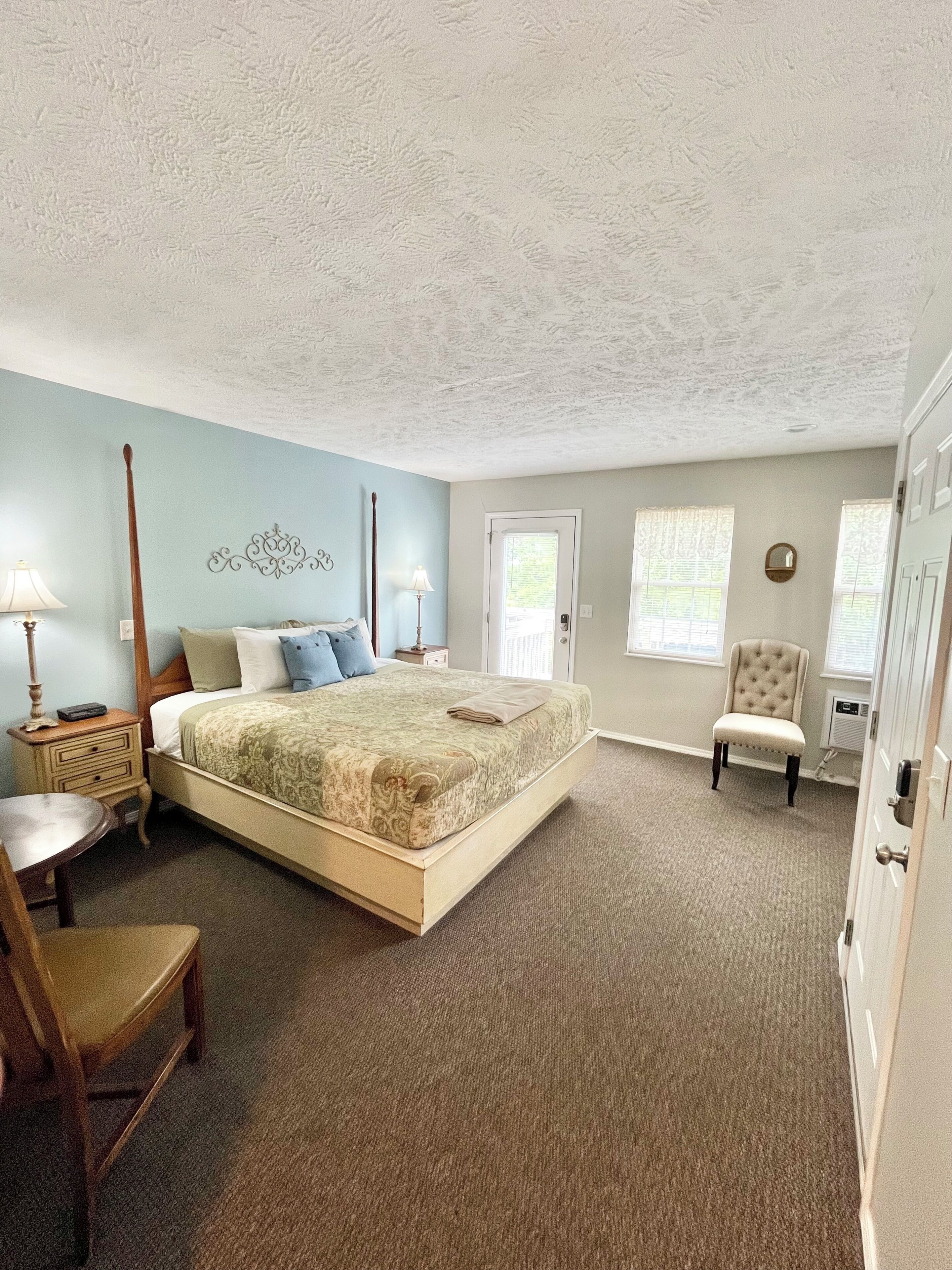 Deluxe Room | Desk, laptop workspace, WiFi (free), bed sheets