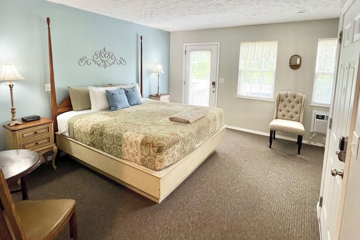 Deluxe Room | Desk, laptop workspace, WiFi (free), bed sheets