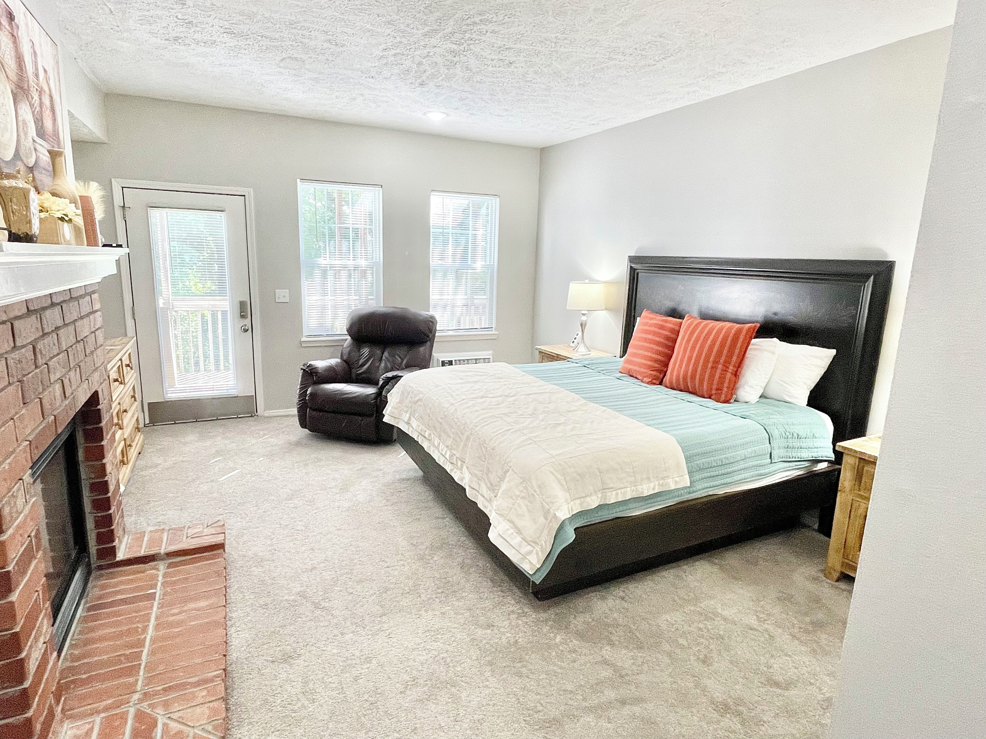 Desk, laptop workspace, WiFi (free), bed sheets
