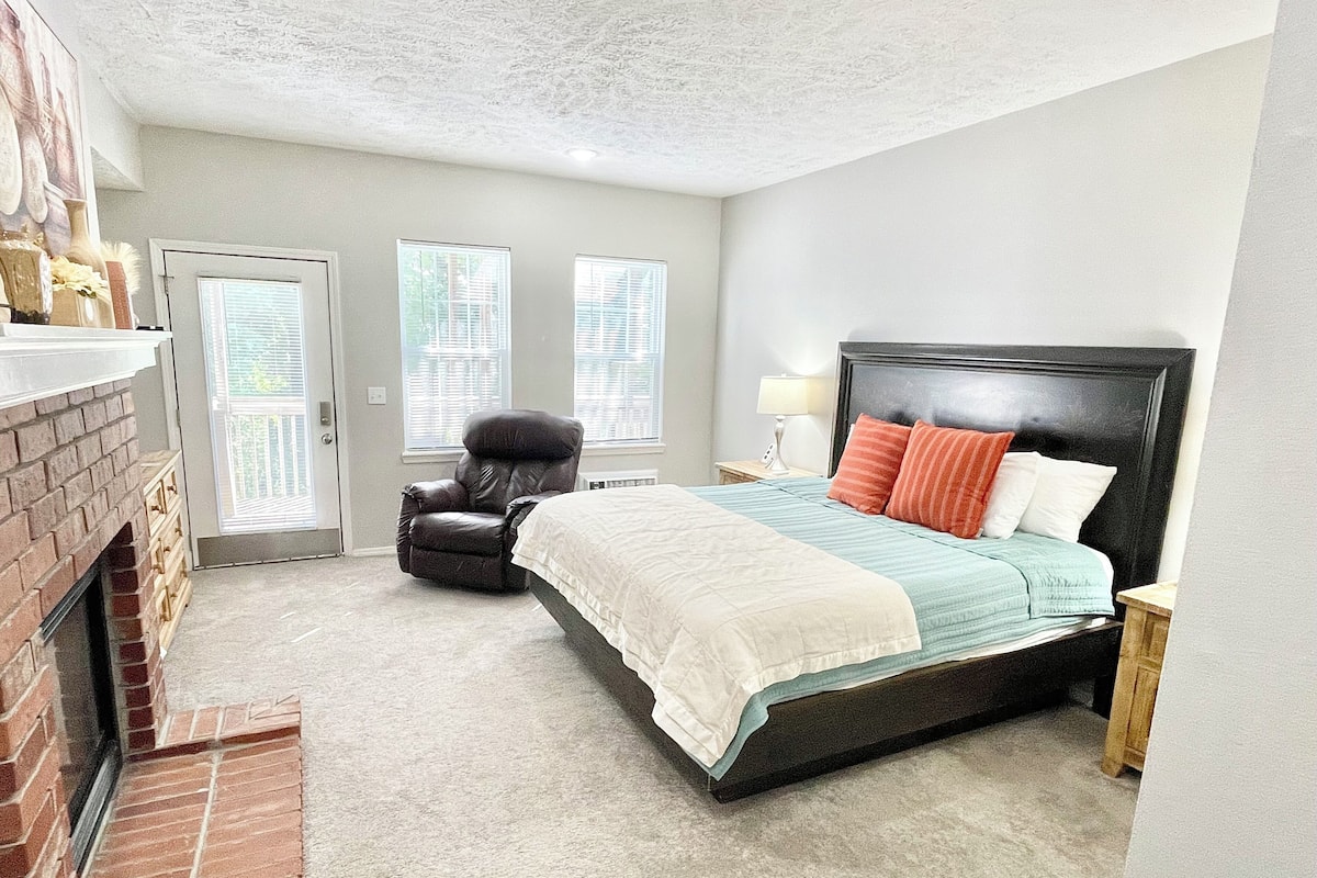Desk, laptop workspace, WiFi (free), bed sheets