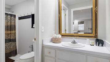 Rum | Badrum | Badkar/dusch, hårtork, handdukar och tvål