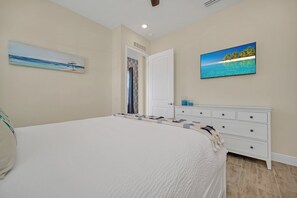 3 Schlafzimmer, Schreibtisch, Bügeleisen/Bügelbrett, Reisekinderbett