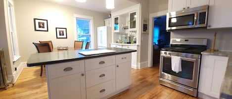 Geladeira, micro-ondas, fogão, cooktop