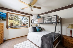 4 camere, una scrivania, ferro/asse da stiro, culla da viaggio