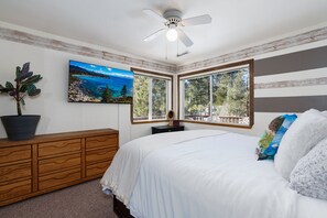 4 quartos, escrivaninha, ferros/tábuas de passar roupa, berço de viagem