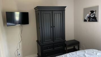 2 bedrooms, travel crib, WiFi