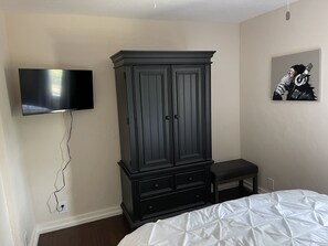 2 bedrooms, travel cot, WiFi - King bed - Near The Mont and OU Campus (Norman)