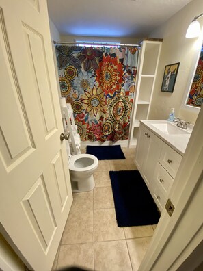 Combined shower/bathtub - King bed - Near The Mont and OU Campus (Norman)