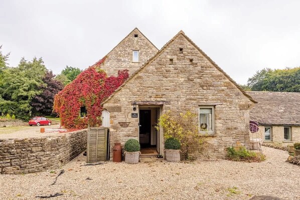Exterior - The Hideaway: Authentic Country Living (Birdlip)
