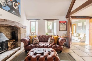 Smart-tv, boeken en een kantoor