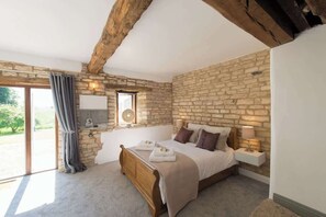 2 bedrooms, in-room safe, iron/ironing board, travel cot - The Hideaway: Authentic Country Living (Birdlip)