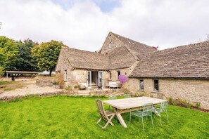 Outdoor dining - The Hideaway: Authentic Country Living (Birdlip)
