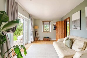 TV connectée, livres, espaces bureaux