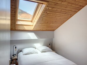 2 bedrooms, iron/ironing board, free WiFi