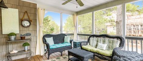 Televisio, takka, DVD-soitin, kirjoja