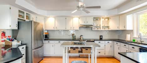 Réfrigérateur, four à micro-ondes, un four, surface de cuisson