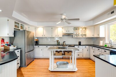 Dog-friendly South Bethany gem near the beach with central AC & fast WiFi