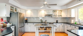 Dog-friendly South Bethany gem near the beach with central AC & fast WiFi