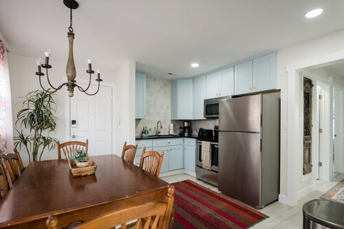 Close To Everything: Downtown, bars/restaurants/coffee, ski resorts nearby