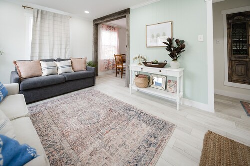 Close To Everything: Downtown, bars/restaurants/coffee, ski resorts nearby