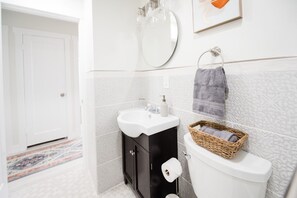 Ensemble douche/baignoire, sèche-cheveux, serviettes fournies, savon