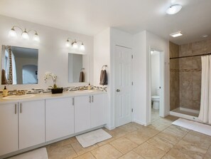 Combined shower/tub, hair dryer, towels, soap - Modern Mountain Home: Your Adventure Basecamp (Woodland Park)