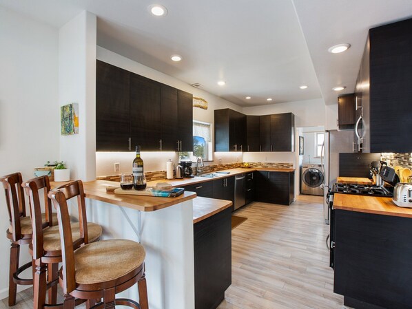 Réfrigérateur, four à micro-ondes, un four, surface de cuisson