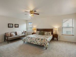 3 chambres, bureau, fer et planche à repasser, lit de bébé portatif